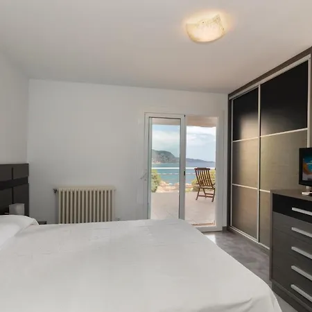 Apartamento Lets Holidays With Sea Views In Cala Salions